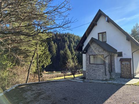 Kuća River Lodge okružena šumom, pogled s prilaza