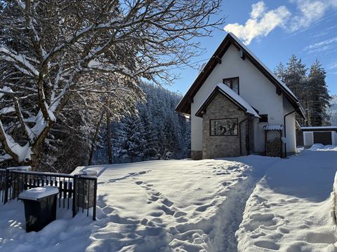 Kuća River Lodge zimi, pod snijegom